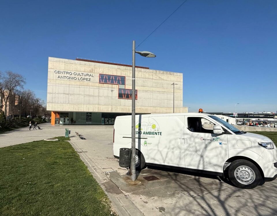 Lavapapeleras eléctrico Feniks para limpieza urbana de Coslada